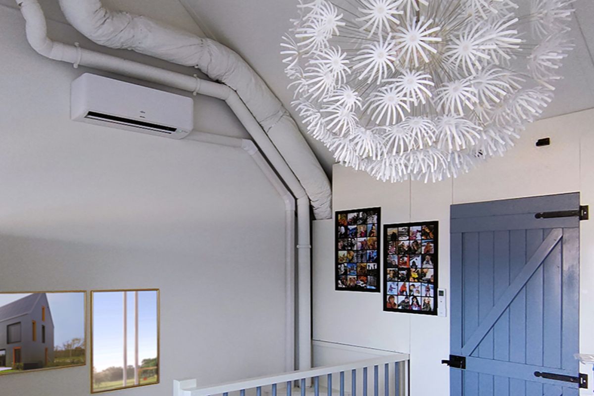 Airconditioning warmtepomp lucht lucht installatie woonhuis op zolder